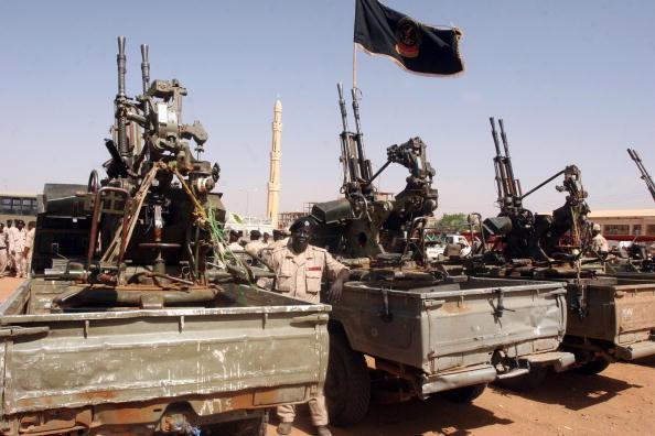 Суданские силы безопасности показывают боевые машины, отобранные у повстанцев в Дарфуре 15 мая 2008 года. Фото: Isam Al-Haj/AFP/Getty Images
