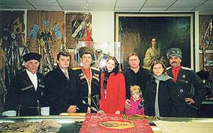 В музее казацкой славы (Атаман Сергей Цапенко в окружении членов семьи и близких казаков). Фото предоставлено автором