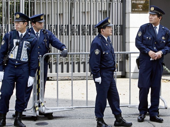 Милиционеры охраняют китайское посольство в Токио. Фото: Toru Yamanaka/AFP/Getty Images