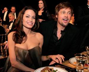 Циники говорили, что отношения между Джоли и Питтом — это всего лишь очередная интрижка. Однако сейчас у них уже есть родная дочь и три усыновленных ребенка. Фото: Kevin Winter/Getty Images