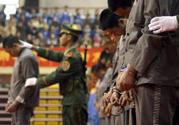 Массовая экзекуция приговоренных к смерти заключенных в Китае. По сообщению Amnesty International, в Китае ежегодно избивается больше людей, чем во всех странах мира, вместе взятых. Фото: AFP/Getty Images