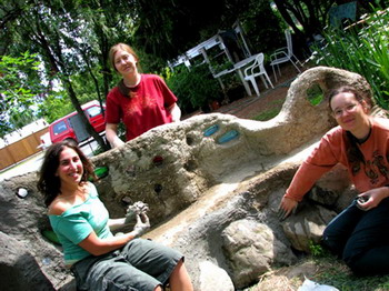 Скамійка, побудована Mudgirls в садах общини Нанаймо на острові Ванкувер. Фото надано бригадою Mudgirls.