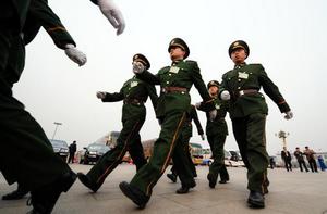 В дни проведения сессии национального конгресса Китая в Пекине повсюду усилены наряды милиции и приняты самые строгие меры безопасности. Фото: FREDERIC J. BROWN/AFP/Getty Images