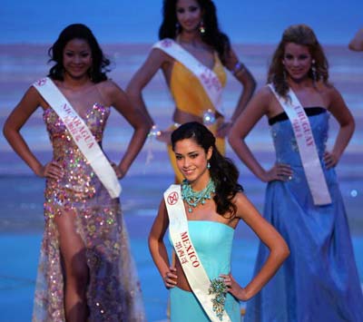 Учасниця конкурсу краси Міс Світу – 2005 Дафне Моліна Лона (ц) з Мексики на генеральній репетиції фіналу. Фото: Getty Images.