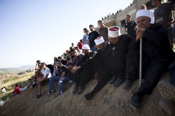 Мадждал-Шамс, Израиль, 5 июня: Жители деревни друзов Мадждал-Шамс в израильско-прилегаемых Голанских высотах смотрят, как про-палестинские демонстранты штурмуют Израильскую границу. Фото Uriel Sinai/Getty Images