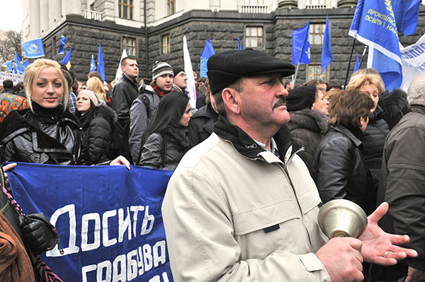 Понад 5 тисяч працівників освіти з різних регіонів України 22 березня вийшли до Кабінету Міністрів з вимогою підвищення зарплати. Фото: Володимир Бородін/The Epoch Times Україна