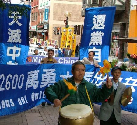 Плакат с надписью: '26 миллионов вышли из компартии и принадлежащих ей организаций. Звуки гонга и барабанов пробудили китайцев!'