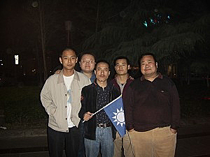 Члены филиала «Синей Xktys пан-коалиции» в Центральном Китае. Слева направо: Ли Тяньсян, Сунь Буэр, Чжан Цзылинь, Чжу Ченмин, Цай Айминь. Фото: China Pan-Blue Alliance