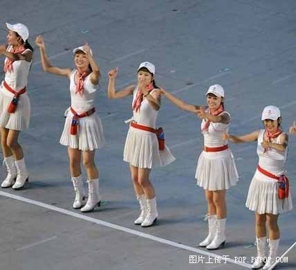 Дівчата із групи підтримки на церемонії відкриття Олімпійських ігор протягом більше 2-х годин «вітали» команди спортсменів. Фото з aboluowang.com