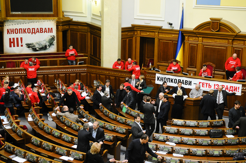 Опозиційні партії на стінах розвісили плакати з написами: «Кнопкодави — геть із Ради!», «Кнопкодавам — НІ!». Фото: Володимир Бородін/Велика Епоха