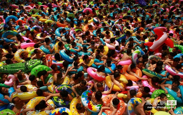 В «Китайском мёртвом море» плещутся тысячи отдыхающих. 14 августа 2011 год. Фото: news.ifeng.com
