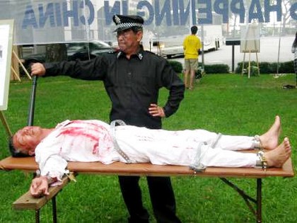 Демонстрація тортури «ліжко мерця», яку вживають щодо ув'язнених послідовників Фалуньгун у Китаї. Фото з minghui.org