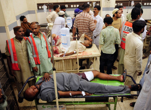 В мечете Пакистана подорвано 40 человек, более 100 ранены. Фото: ASIF HASSAN/AFP/Getty Images