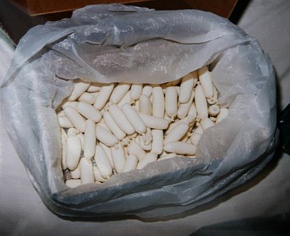 Чиновники в офісі виготовляють наркотики. Фото з epochtimes.com