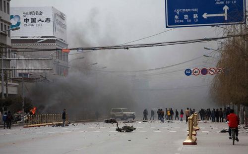 У столиці Тибету Лхасі проходять численні акції протесту. У місто введені війська. Фото: MARK RALSTON/AFP/Getty Images