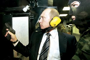 Російський президент Володимир Путін вправляється в стрілянні під час візиту в нову штаб-квартиру відділу розвідки в Москві. Фото: Dimitri Astakhov/AFP/Getty Images