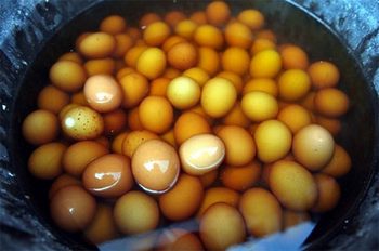 Яйца, сваренные в детской урине. Фото с kanzhongguo.com