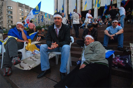 Представники опозиції, які оголосили голодування, біля Українського дому. Фото: Юрій Барабаш / Українська правда