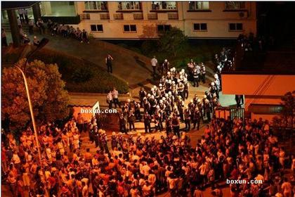 Несколько тысяч рабочих напротив полицейского участка требуют освободить незаконно арестованных рабочих. Фото с epochtimes.com