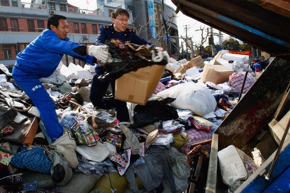 У Шанхаї знищили велику партію фальшивої продукції. Фото: ChinaFotoPress/Getty Images 