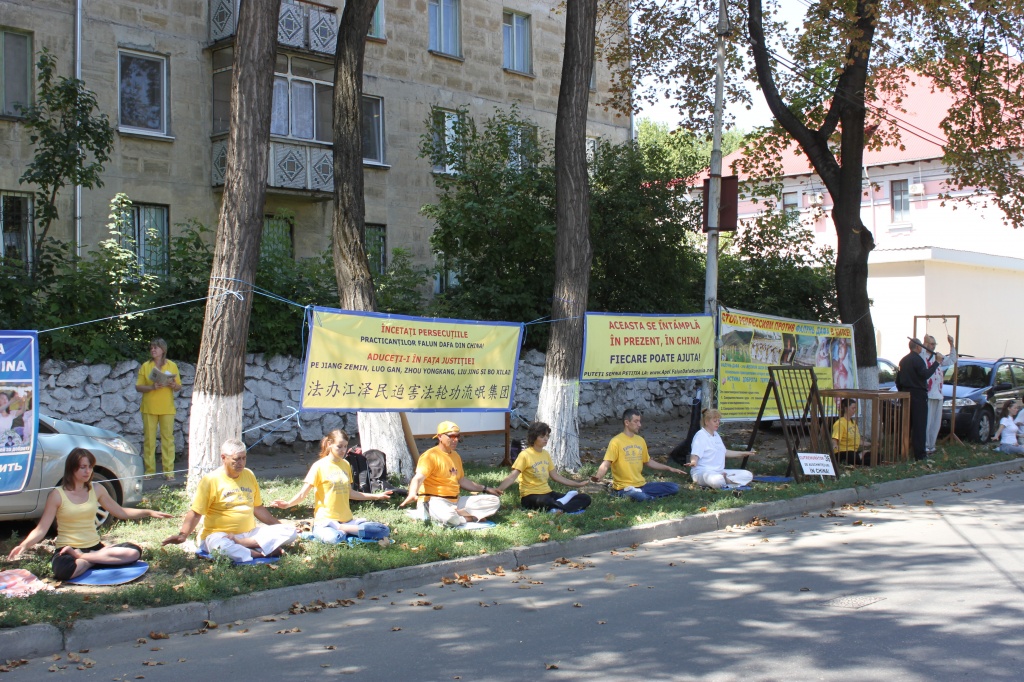Послідовники Фалунь Дафа в Кишиневі, Молдова, 20 липня 2012 року. Фото: The Epoch Times