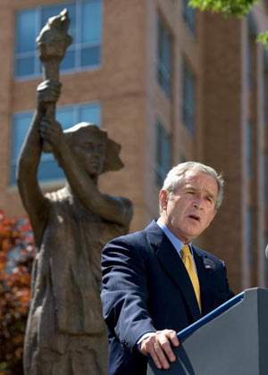 12-го червня президент Буш був присутнім на відкритті пам'ятника жертвам комунізму, яке відбулось у Вашингтоні, США. Фото: Saul Loeb/AFP