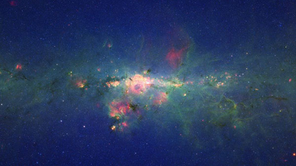 На новой фотографии телескопа Spitzer Space NASA область вокруг центра нашей галактики Млечного Пути красочно светится. Фото: NASA/JPL-Caltech