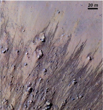 Ученые из университета штата Мичиган (США) представили доказательства существования водяных луж на Марсе. Фото: HiRiSE/NASA