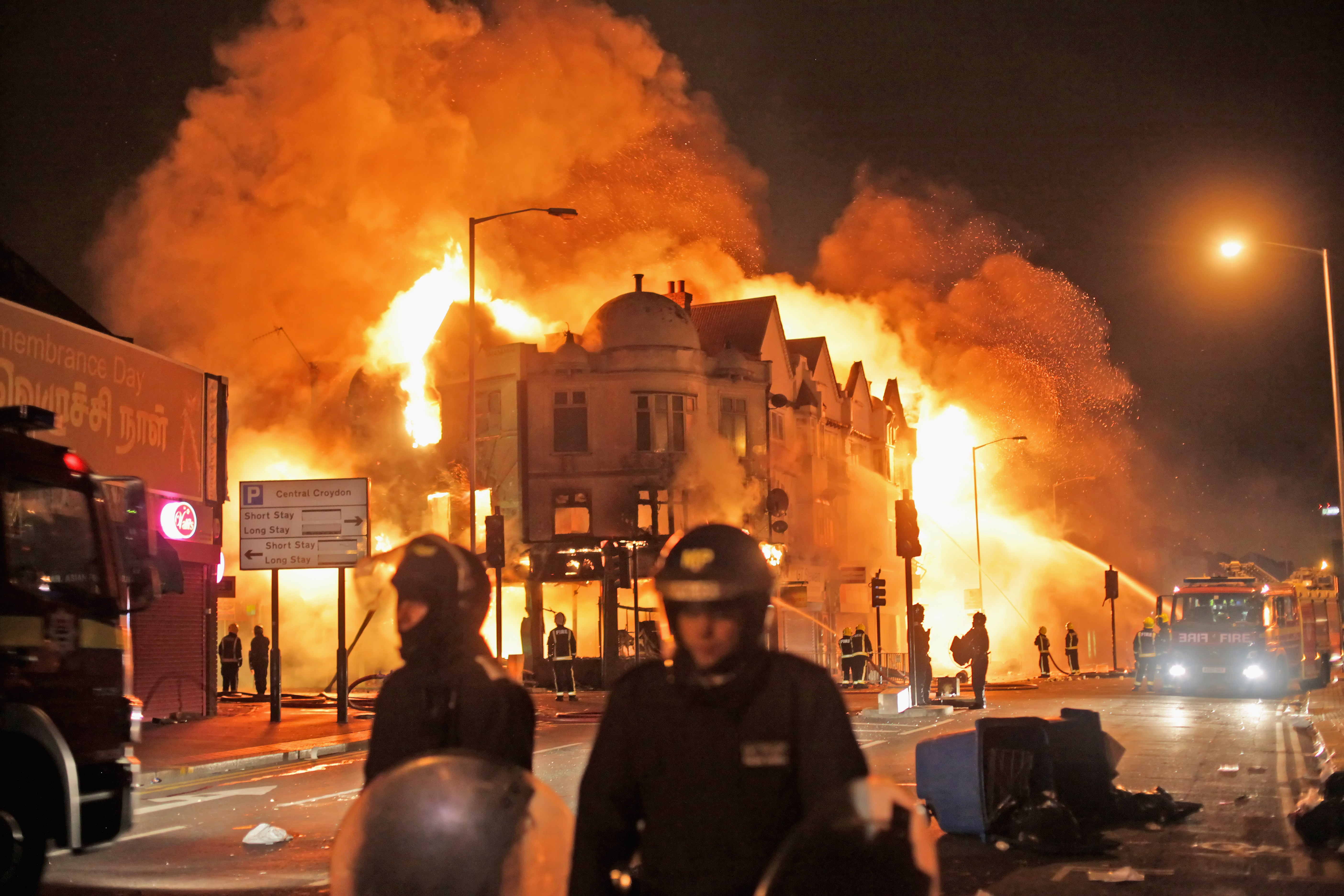 Пожарные тушат сильнейший пожар в магазинах и жилых объектах в районе Кройдон Лондона 9 августа 2011 года в результате грабежей, поджогов и столкновений с полицией. Фото: Dan Kitwood/Getty Images