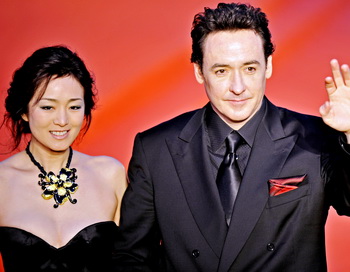 Среди участников Международного кинофестиваля в Шанхае китайская актриса Гун Ли и американский актер Джон Кьюсак. Фото: PHILIPPE LOPEZ/AFP/Getty Images