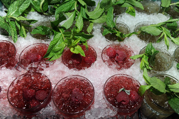 Морс - сезонний напій, багатий на вітаміни, має жарознижувальну дію. Фото: Harry How/Getty Images