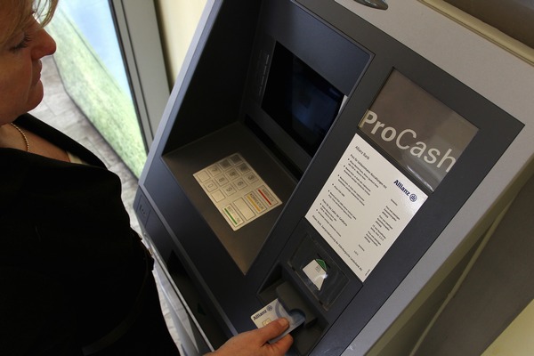Банки можуть отримати доступ до приватної інформації про клієнтів. Фото: Andreas Rentz/Getty Images