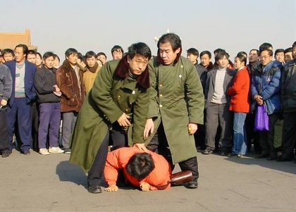Співробітники китайських спецслужб заарештовують послідовника Фалуньгун. Фото з epochtimes.com