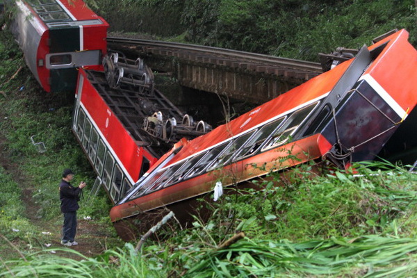 Вчора на Тайвані 5 осіб загинуло та 66 отримали поранення в залізничній катастрофі. Потяг, що йшов гірською місцевістю в Алішан, зійшов з рейок, повідомляє «Asia News Network» з посиланням на офіційні джерела. Фото: ChinaFotoPress / Getty Images 