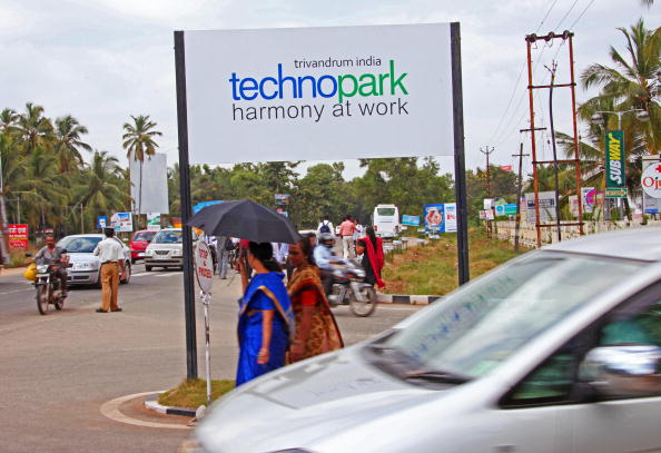 Жінки йдуть по території технопарку Центра апаратних технологій та програмного забезпечення в Кералі, на півдні Індії. Фото: EyesWideOpen/Getty Images