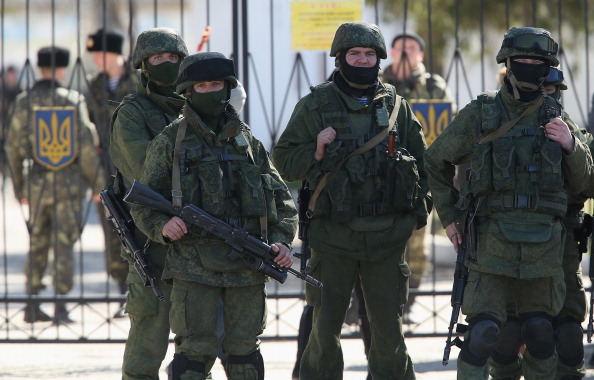 Російські військові блокують військову базу в Перевальному. 3 березня 2014 року. Фото: Sean Gallup/Getty Images