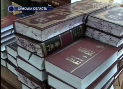 Рабин Сумської синагоги показує скромне книжкове зібрання. Фото з ntn.tv