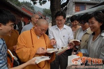 Ши Юнсін, настоятель монастиря Шаолінь, залишає автографи туристам на пам'ять. Фото з сайту epochtimes.com