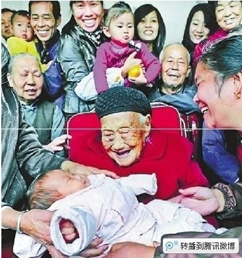 Самая пожилая китаянка провинции Чжэцзян 115-летняя Чэнь Айсян в кругу потомков. Фото: epochtimes.com