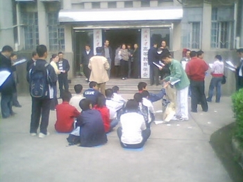В форме мирного сидения студенты университета г.Ухань выразили свой протест. Фото с epochtimes.com