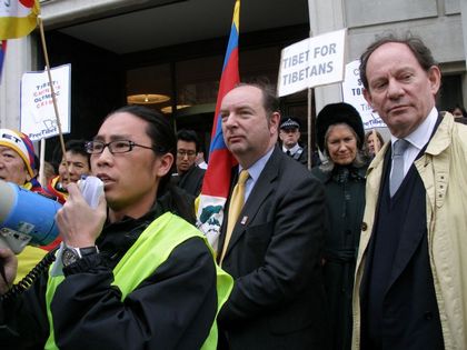 17 марта заместитель председателя Европарламента г-н Эдвард Макмиллан-Скотт (справа) принял участие в акции протеста напротив китайского консульства в Лондоне. Фото: Центральное агентство новостей