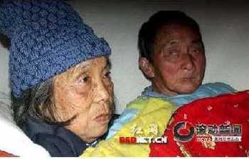 80-летние супруги Оу Дэшен и Лоу Шуюань. Деревня Лунхуэйшань уезда Нинсян провинции Хунань. 19 ноября 2009 год. Фото с epochtimes.com