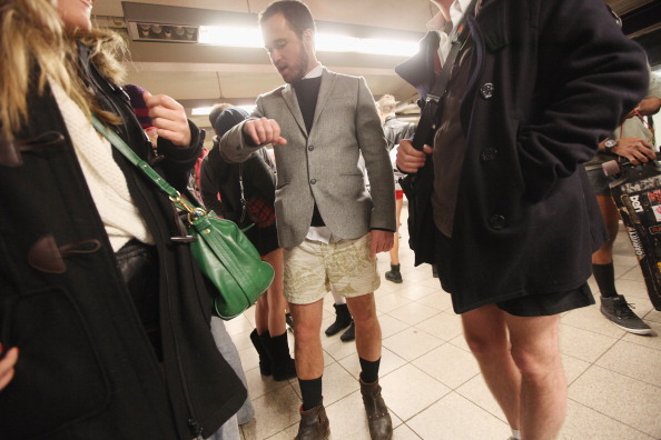 Учасники щорічного заходу No Pants Subway Ride збираються в метро Нью-Йорка 8 січня 2012 р. Фото: Mario Tama/Getty Images