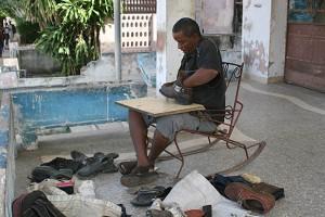 Місцевий чоботар. На Кубі багато хто змушений підробляти, щоб звести кінці з кінцями. Фото: Сара Перссон
