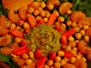 Фото: Салат зі шпинату наповнений фруктами й овочами, багатими на клітковину. Фото: Кат Рунеї /Велика Епоха