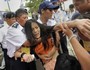Полицейские арестовывают девушку, попытавшуюся во время олимпийских соревнований выразить протест против подавления китайской компартией тибетцев. 9 августа. Гонконг. Фото: DAVID HECKER/AFP/Getty Images