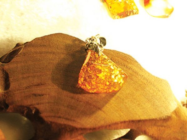 Підвіска з напівдорогоцінним каменем янтарем. Фото з epochtimes.com 