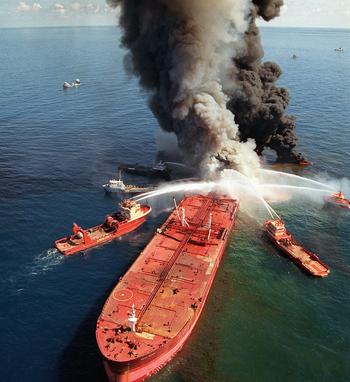 В Мексиканском заливе взорвалась очередная нефтяная буровая вышка, один человек пострада. Фото: WALTER FRERCK/AFP/Getty Images