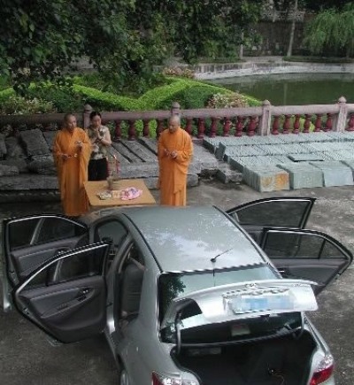 Монахи монастыря Чаофэнь провинции Гунчжоу «освящают» автомобиль. Фото: img.epochtimes.com