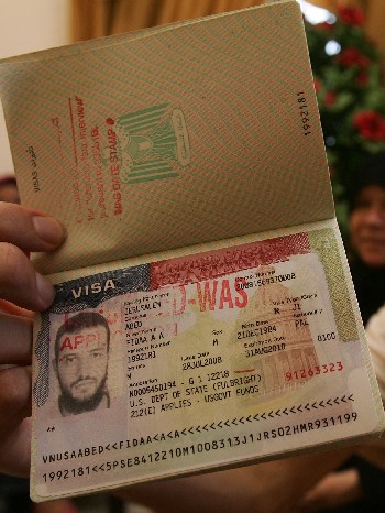 Двоє співробітників посольства США торгували секретною інформацією - як отримати американську візу. Фото: Abid Katib/Getty Images